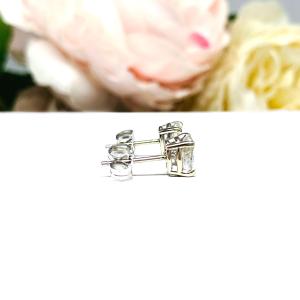 Oval Moissanite Stud Earrings – 14k Gold, 6x4mm-8x6mm