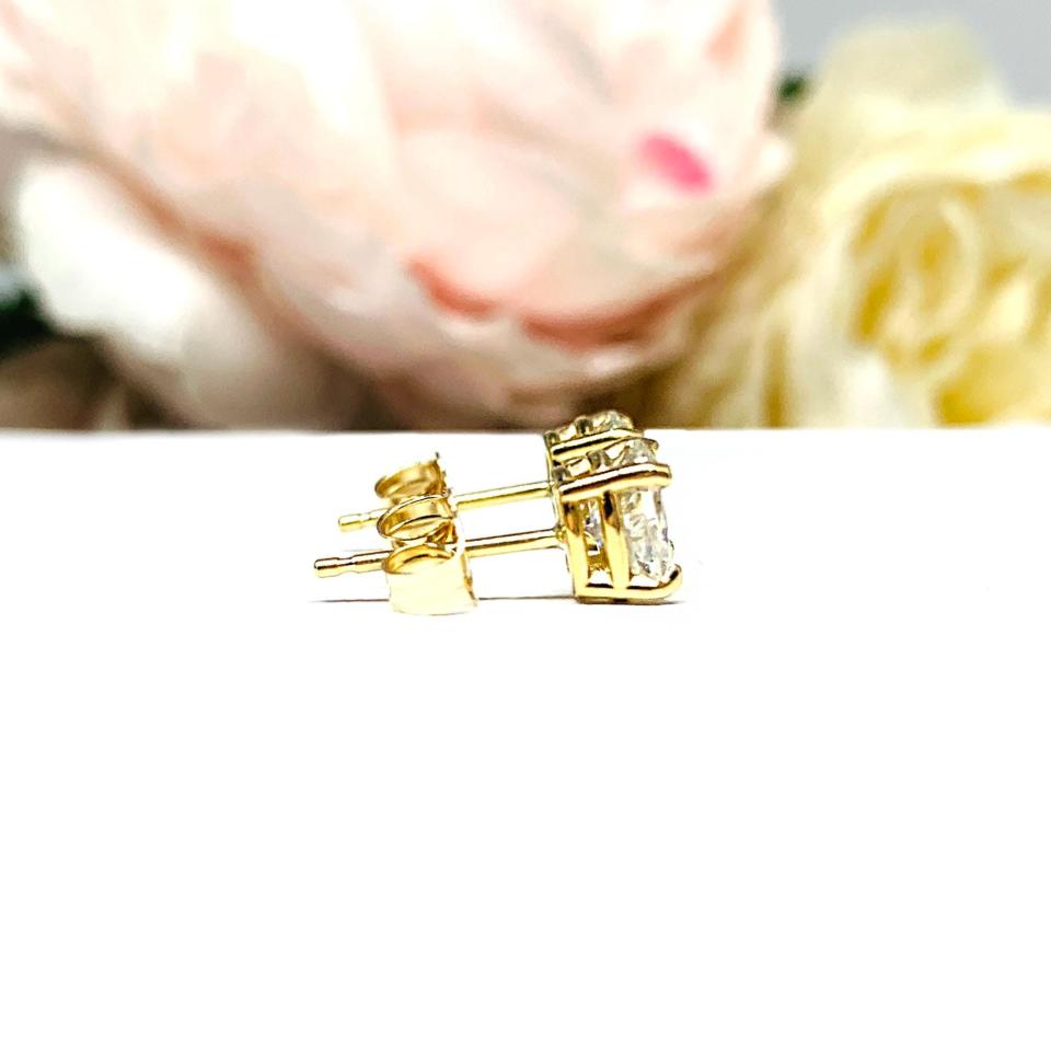 Oval Moissanite Stud Earrings – 14k Gold, 6x4mm-8x6mm
