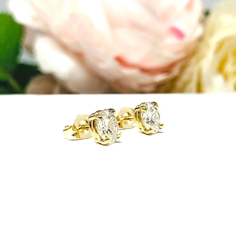 Oval Moissanite Stud Earrings – 14k Gold, 6x4mm-8x6mm