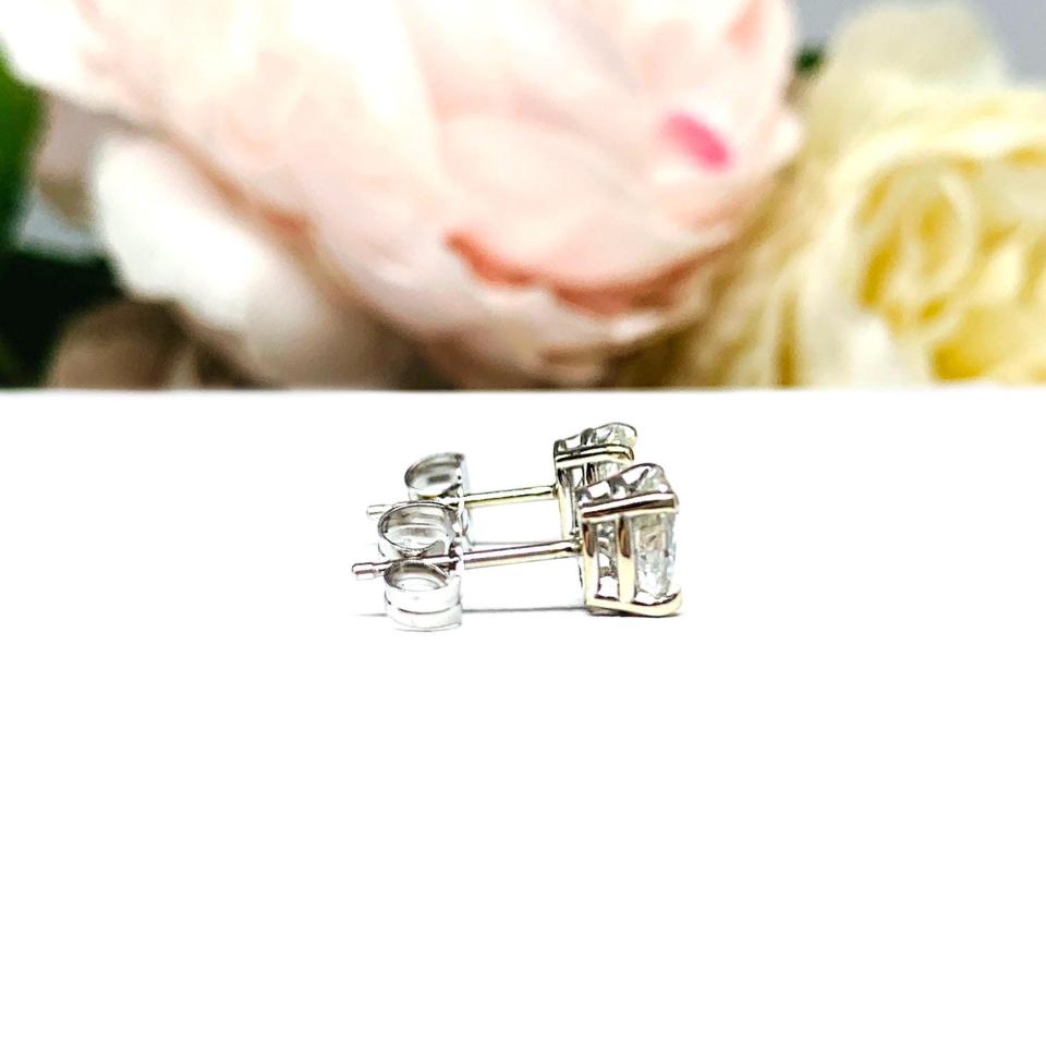 Oval Moissanite Stud Earrings – 14k Gold, 6x4mm-8x6mm