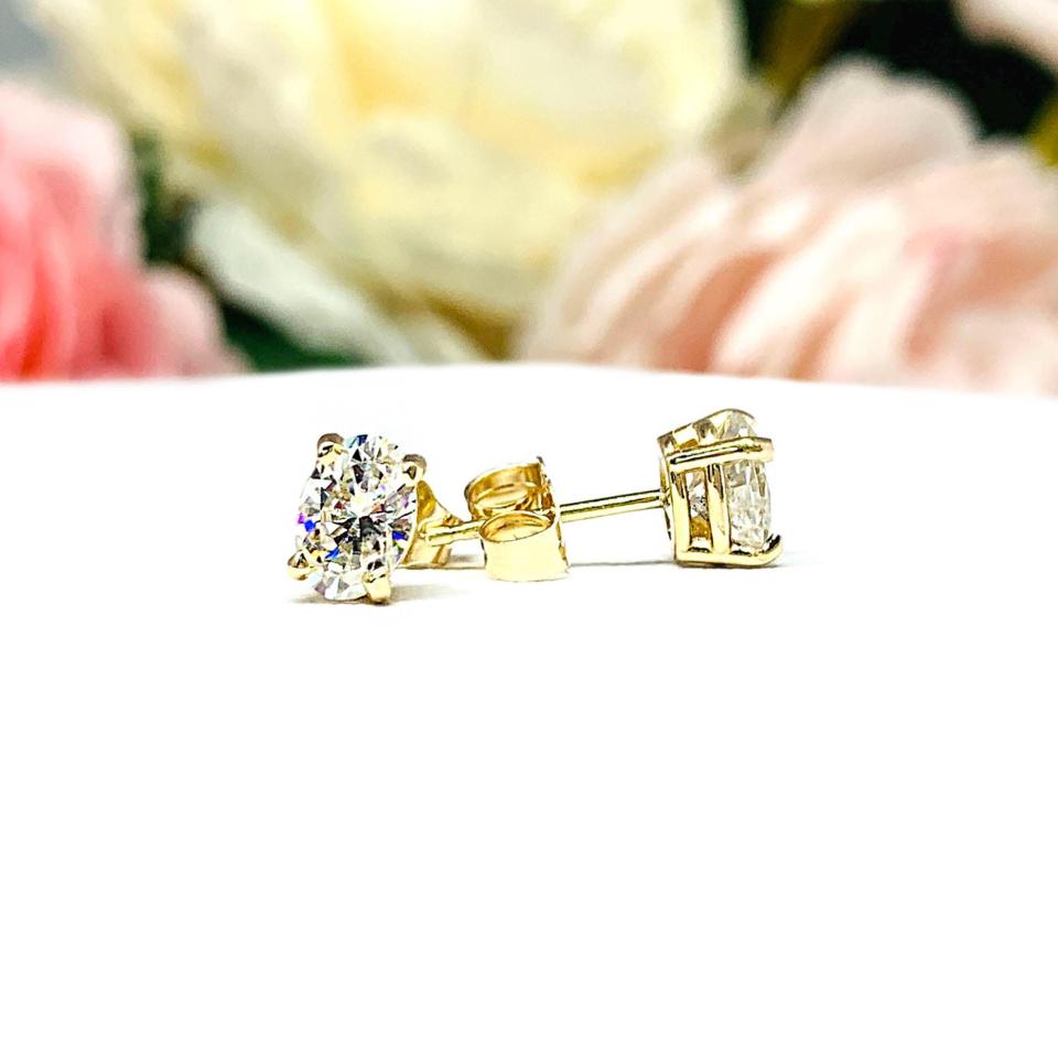 Oval Moissanite Stud Earrings – 14k Gold, 6x4mm-8x6mm