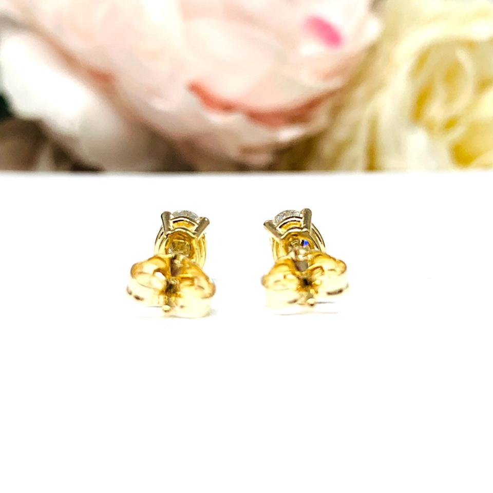 Oval Moissanite Stud Earrings – 14k Gold, 6x4mm-8x6mm
