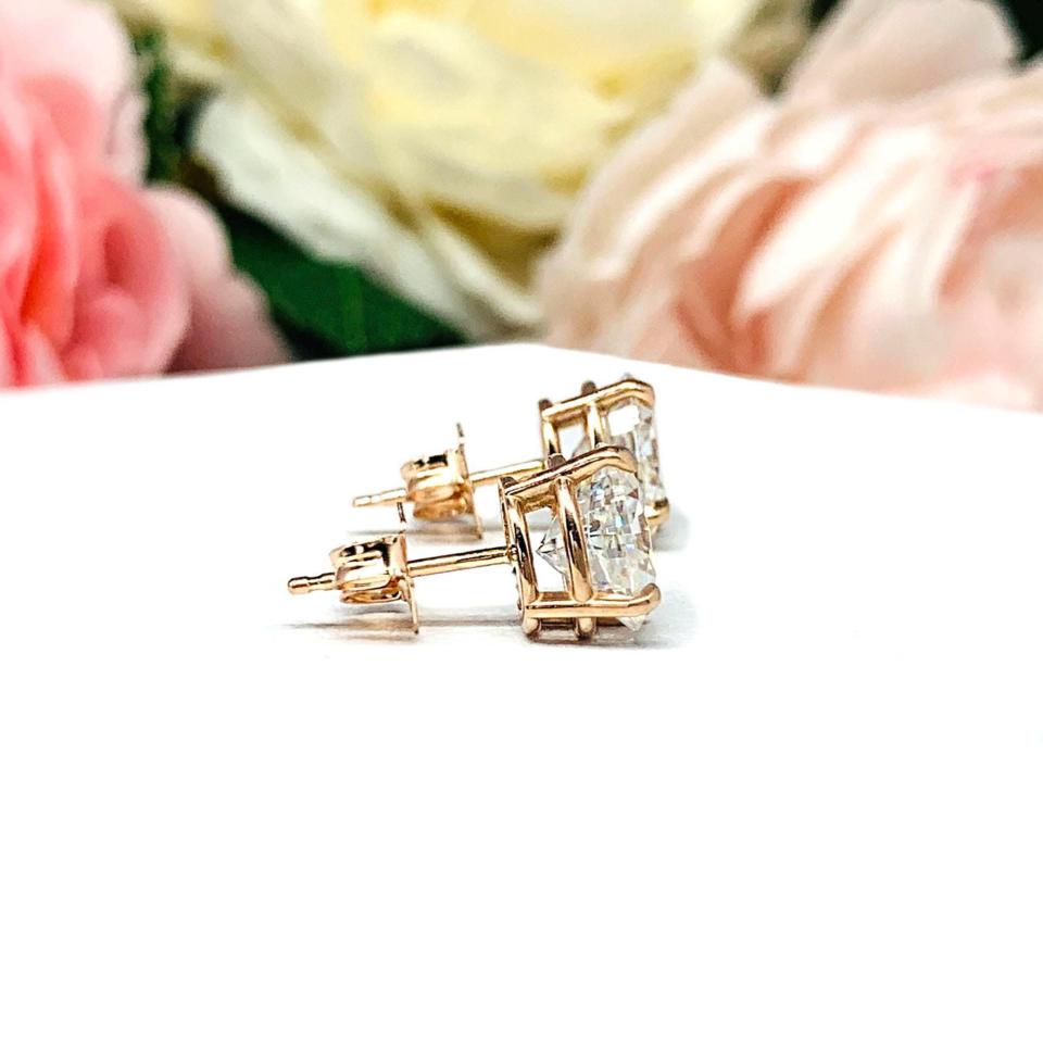Oval Moissanite Stud Earrings – 14k Gold, 6x4mm-8x6mm