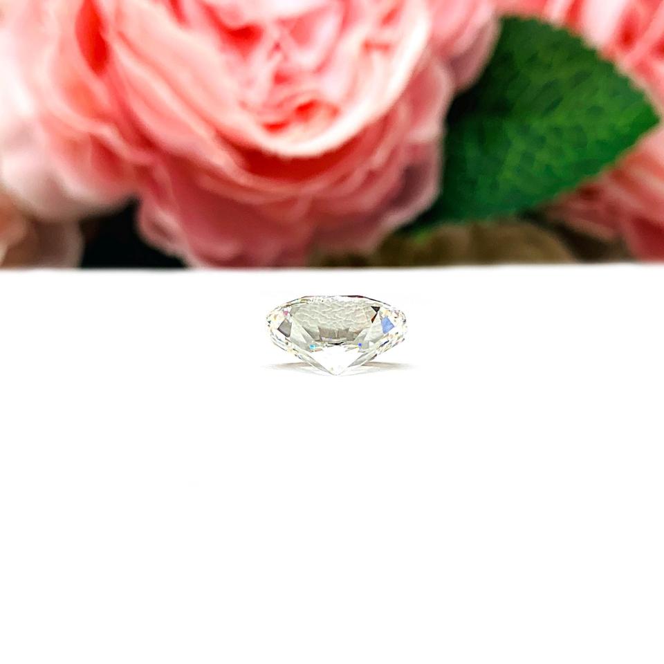 Oval-Cut Cubic Zirconia Loose Stone • 10x8mm (2.5 carats) Near‑Colorless Diamond Simulant